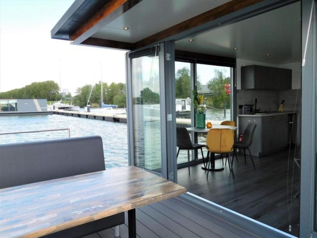 Beautiful Houseboat In The Harbour Of Volendam Near Centre Hotell Exteriör bild