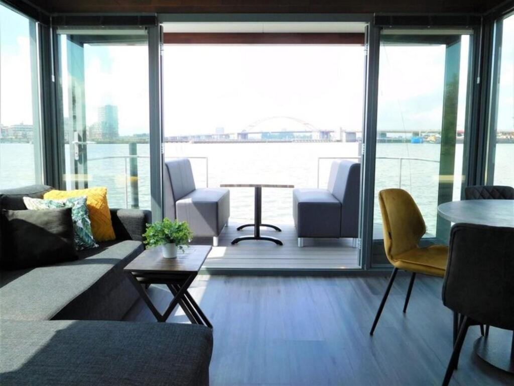 Beautiful Houseboat In The Harbour Of Volendam Near Centre Hotell Exteriör bild
